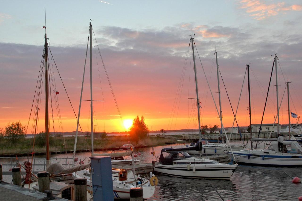 Strandnah Mit Balkon, Gratis Nutzung Vom Ahoi Erlebnisbad Und Sauna In Sellin - Strandhaus Moenchgut Fewo21 Lobbe Exterior foto